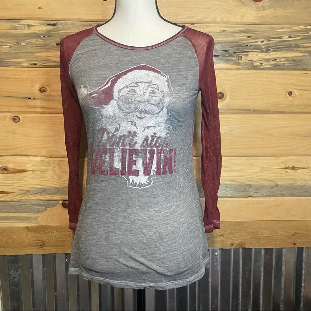 Long-sleeve Christmas shirt with Santa: “Don’t stop believing”